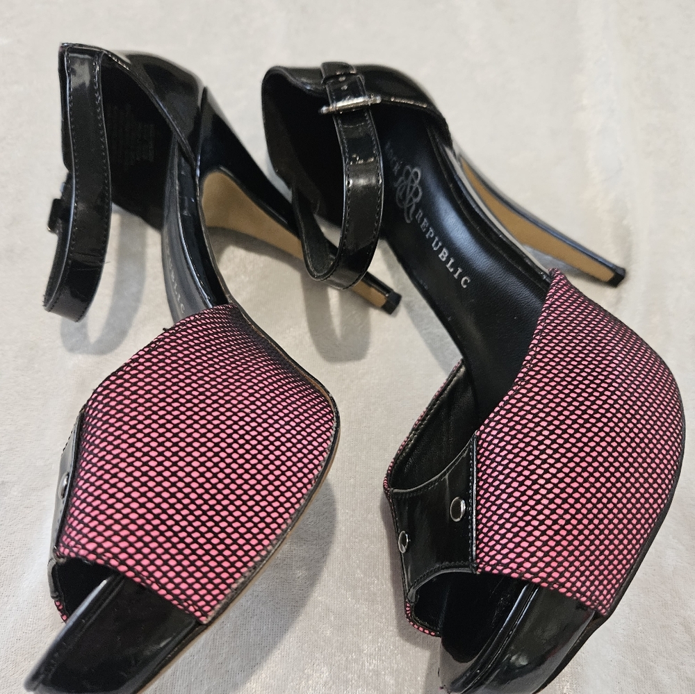 ROCK REPUBLIC Pink and Black Strap Sandal Size 9 1/2
